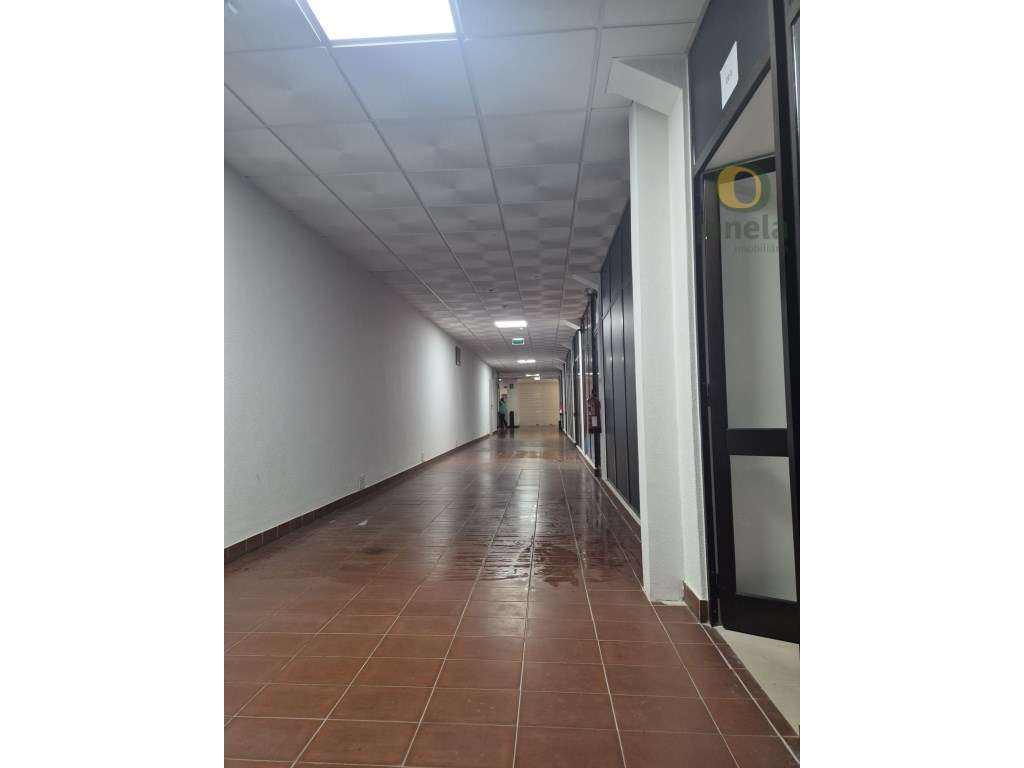 Loja localizada próximo da Praia de Quarteira - Grande imagem: 4/14