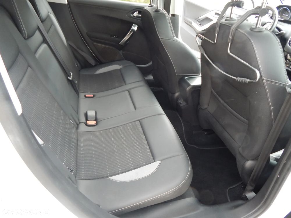 Peugeot 2008 1.2 Pure Tech Allure S&S - 15