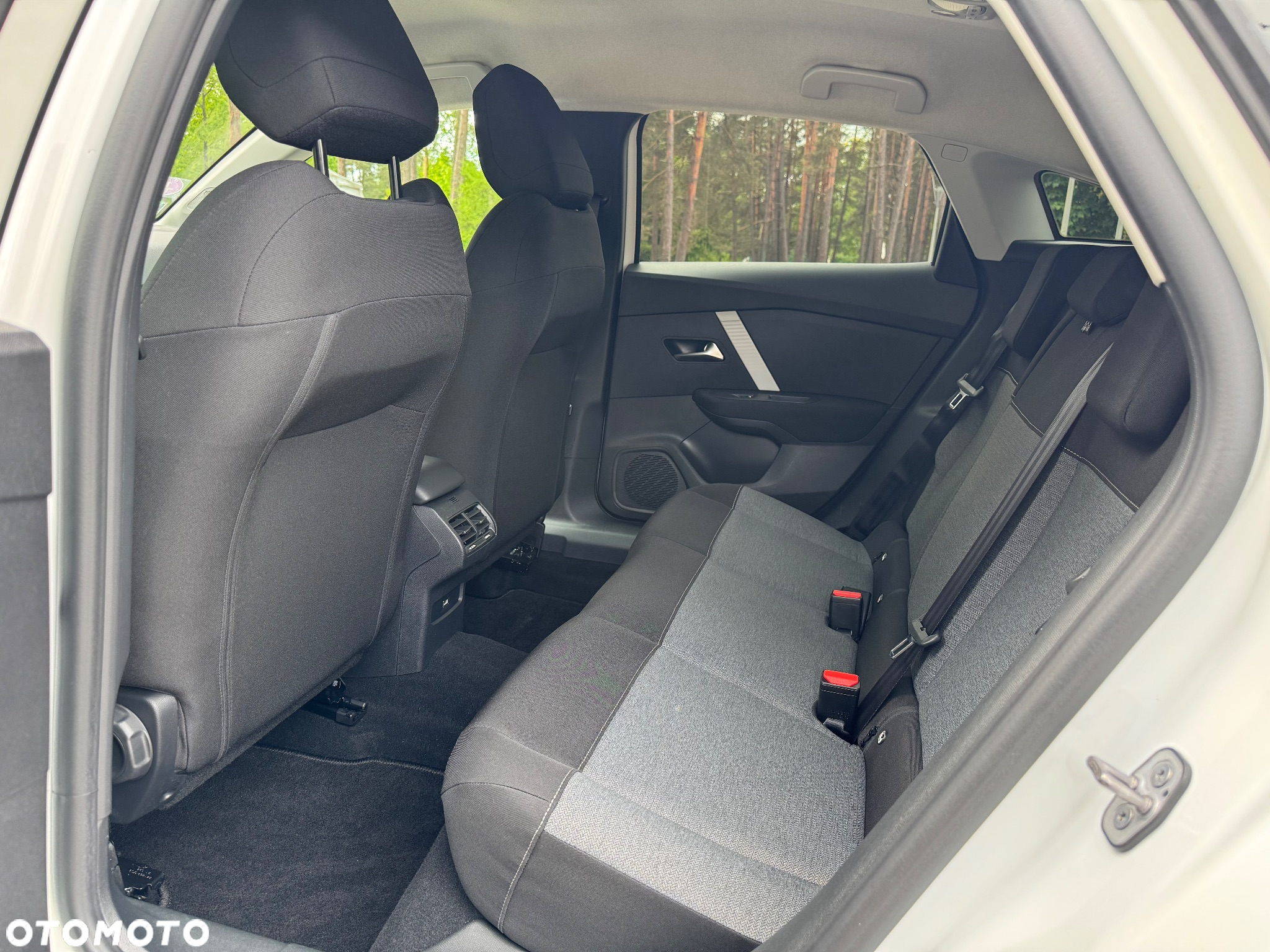 Citroën C4 PureTech 130 Stop&Start EAT8 SHINE - 27