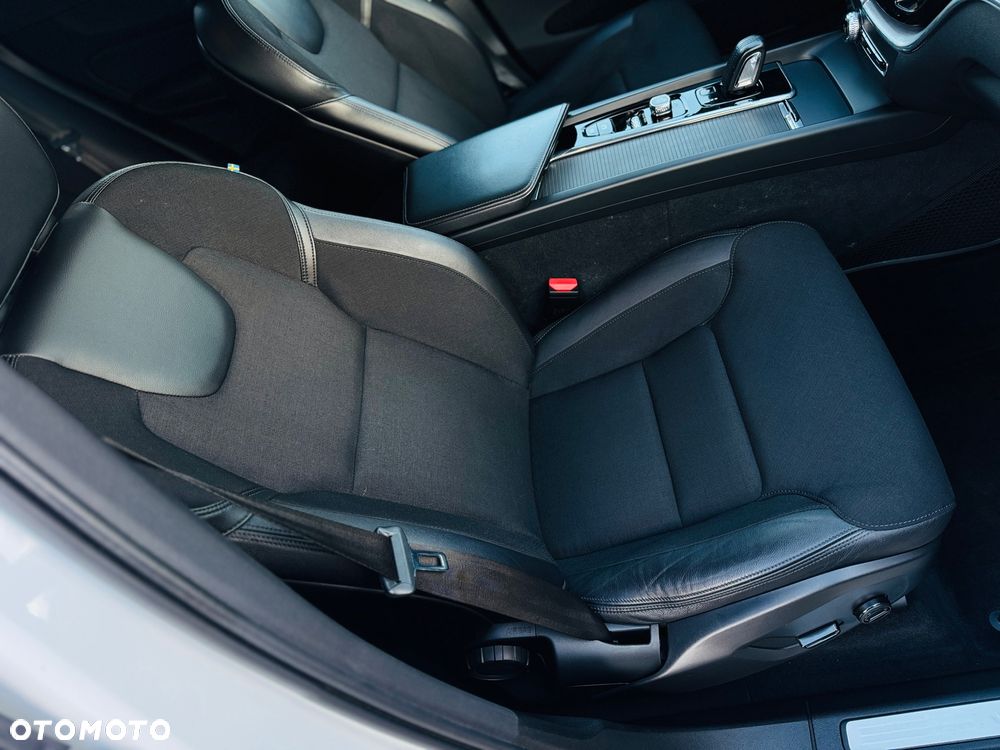 Volvo XC 60 B4 D AWD Geartronic Momentum Pro - 17