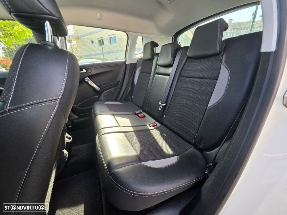 Peugeot 2008 1.2 PureTech Allure EAT6 - 13