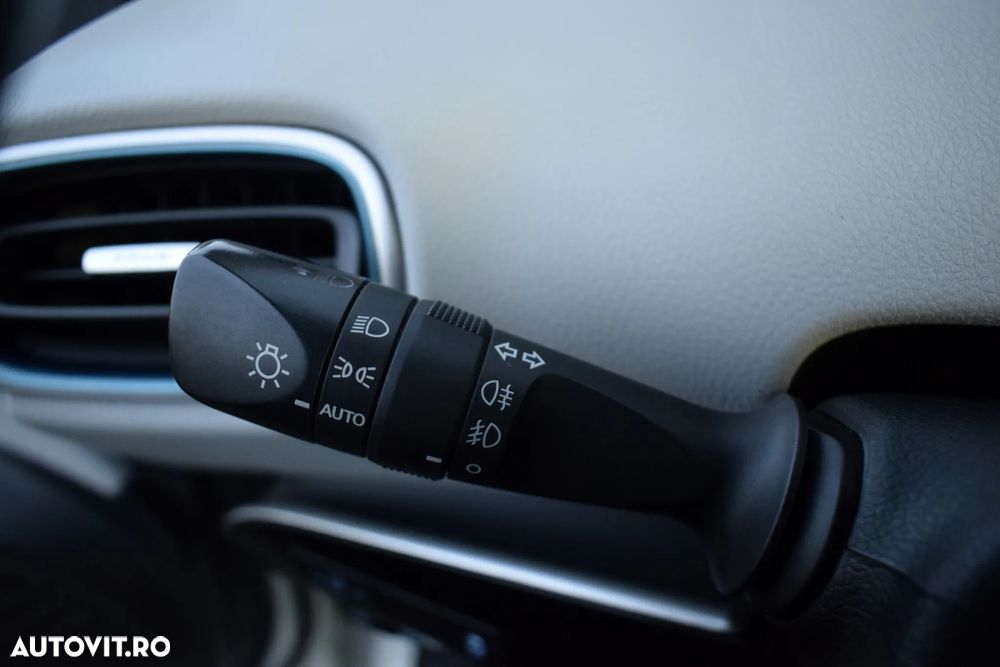 Toyota Prius (Hybrid) Sol Plus - 29