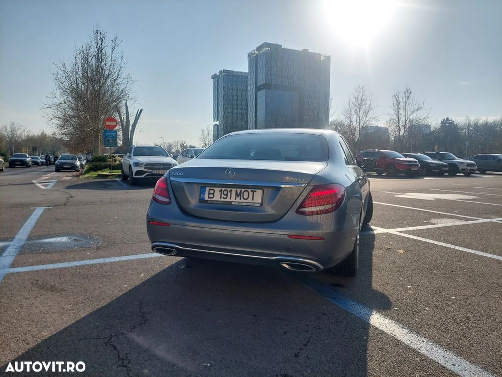 Mercedes-Benz E 200 4Matic T 9G-TRONIC - 30