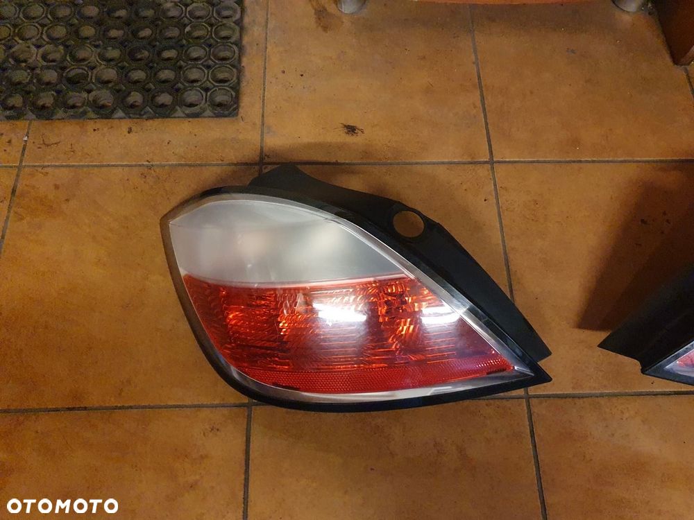 LAMPA L/P TYŁ OPEL ASTRA H III H/B 5 DRZWI - 4