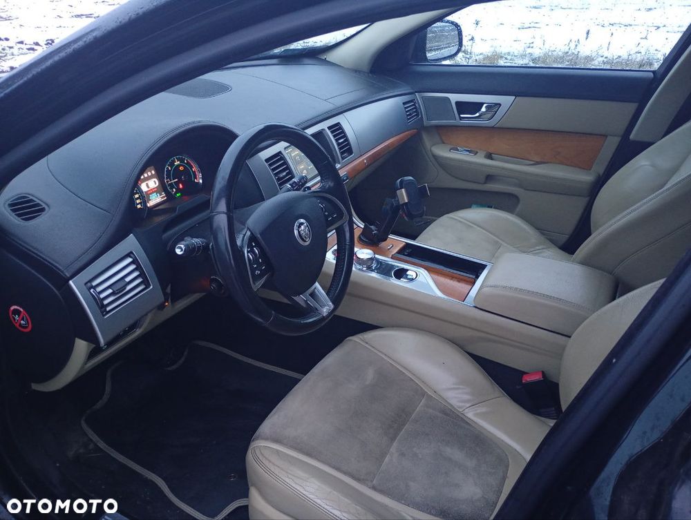 Jaguar XF 2.2 D - 12