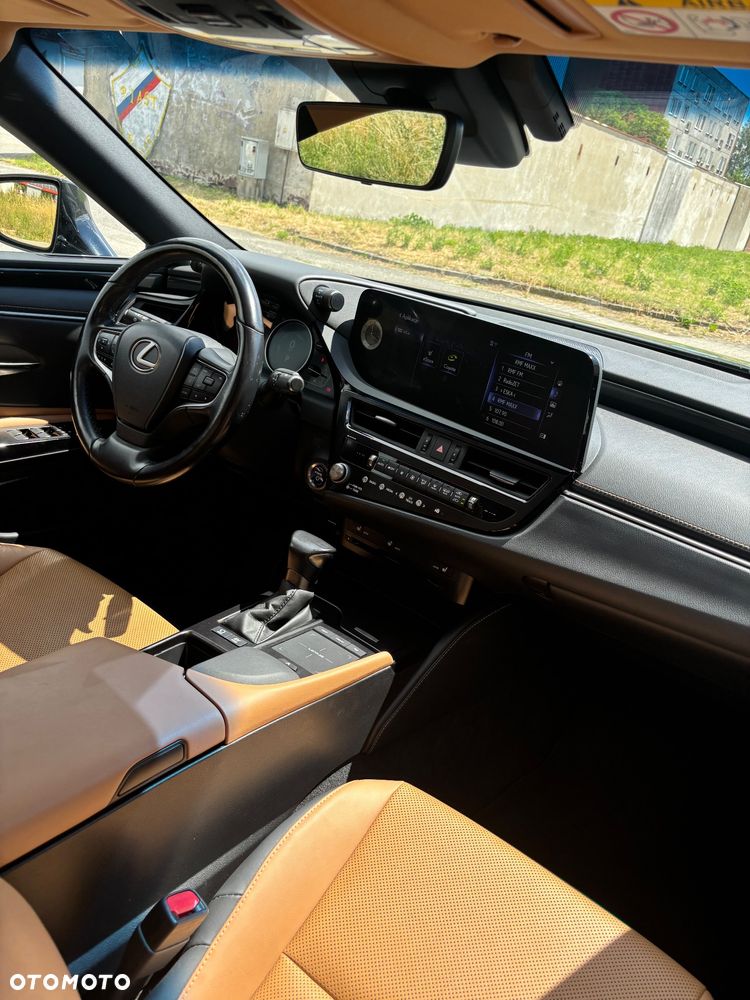 Lexus ES 300h Business Edition - 31