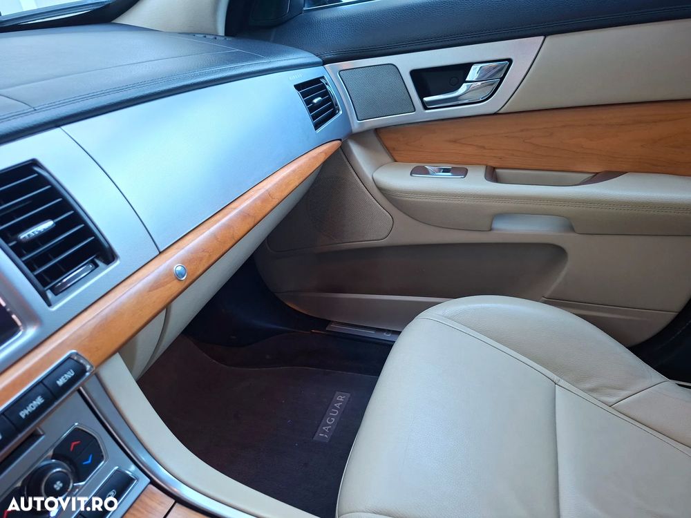 Jaguar XF 2.2D - 14