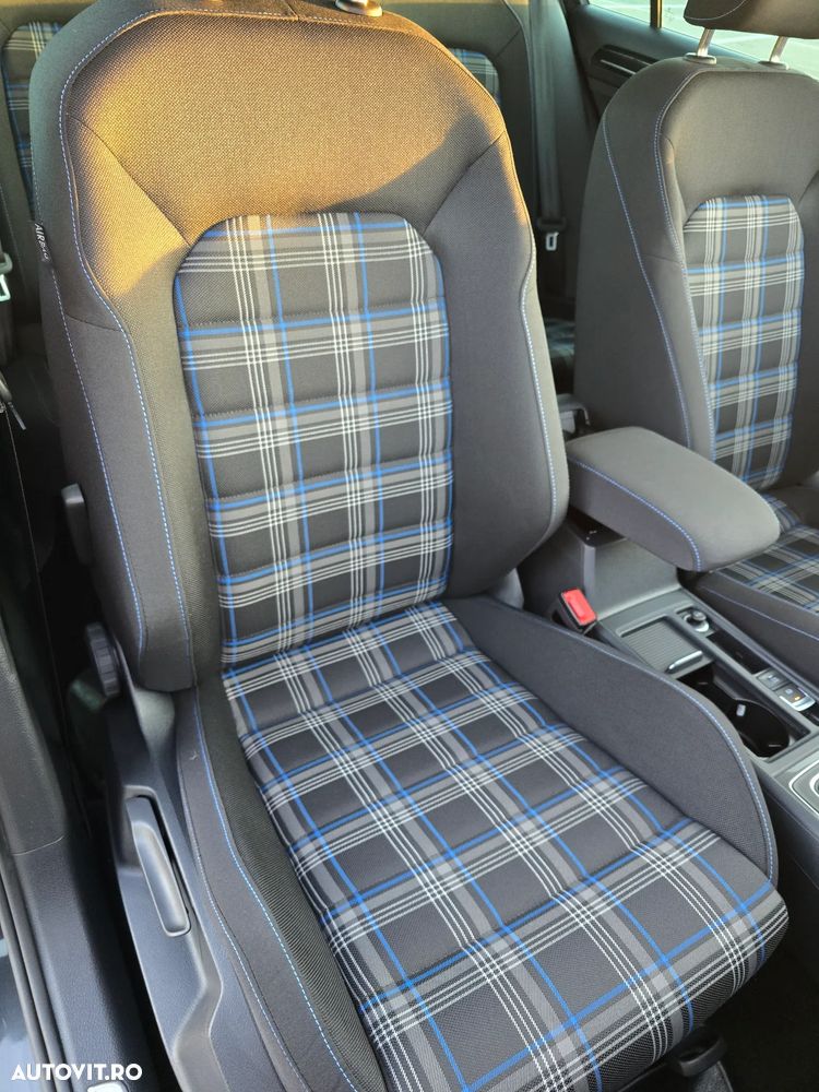 Volkswagen Golf - 10