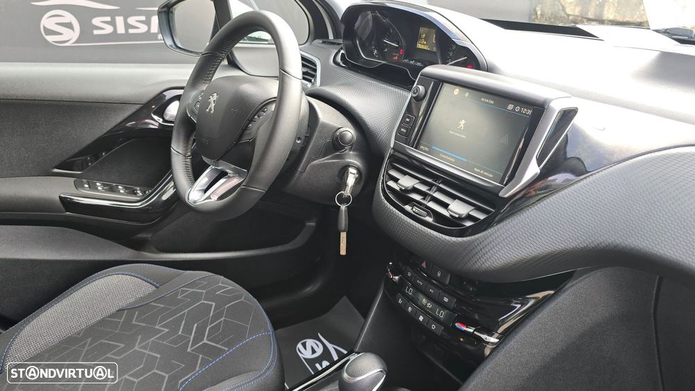 Peugeot 2008 1.2 PureTech Signature EAT6 - 26