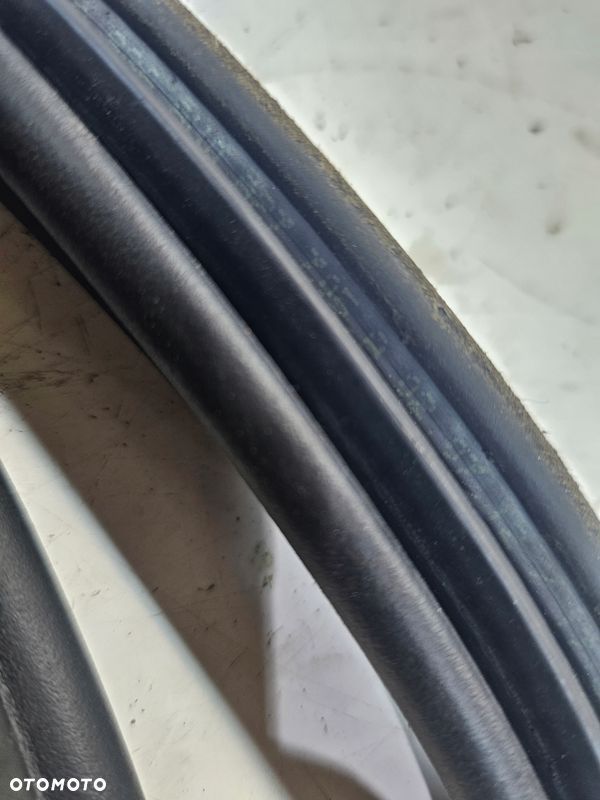 USZCZELKA KLAPY BAGAŻNIKA AUDI Q3 8U 8U0827705A - 3