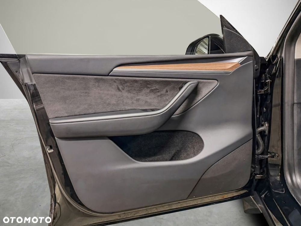 Tesla Model Y Long Range AWD - 10