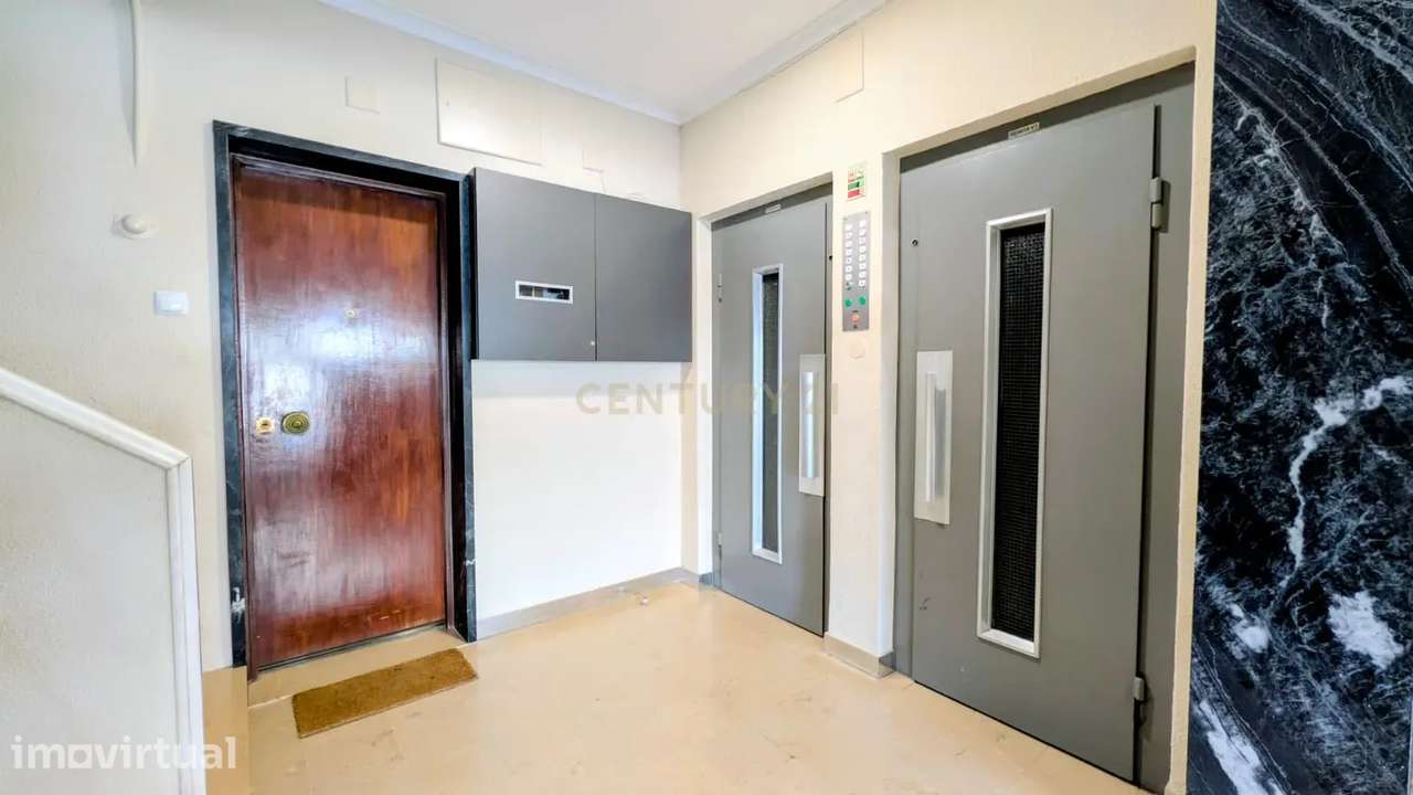 T2 Totalmente Remodelado | 1.º Andar com Elevador | Avenida D. Dinis – - Grande imagem: 3/19
