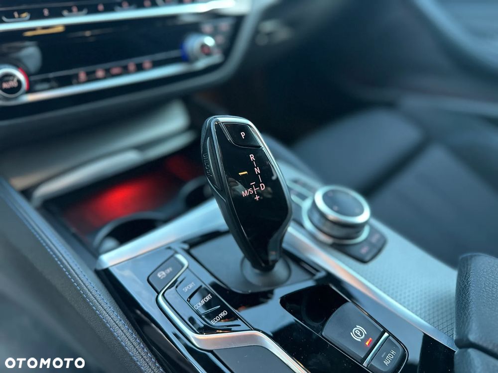 BMW Seria 5 518d M Sport - 28