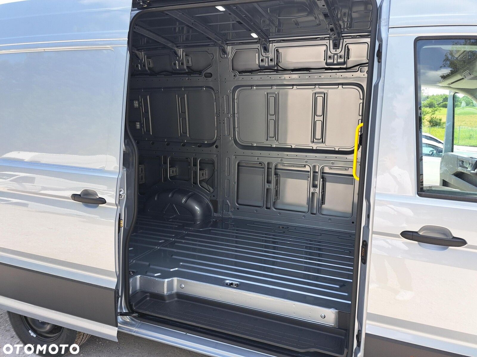 Volkswagen Crafter 35 Furgon z wysokim dachem silnik: 2,0 l EU6 SCR 177 KM / skrzynia biegów: 4MOTION automatyczna 8-biegowa rozstaw osi: 3640 mm - 16