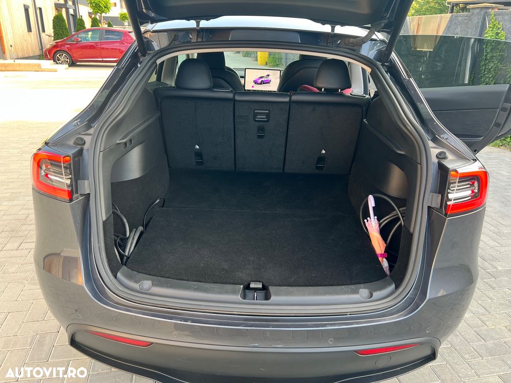 Tesla Model Y - 8