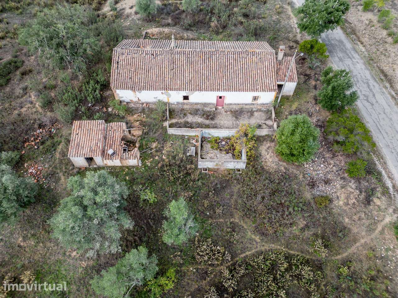 Moradia de 136 m2 para reabilitar em lote urbano de 960m2 num terreno - Grande imagem: 2/35