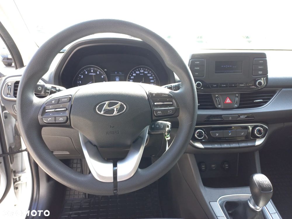 Hyundai i30 1.5 DPI Classic + - 13
