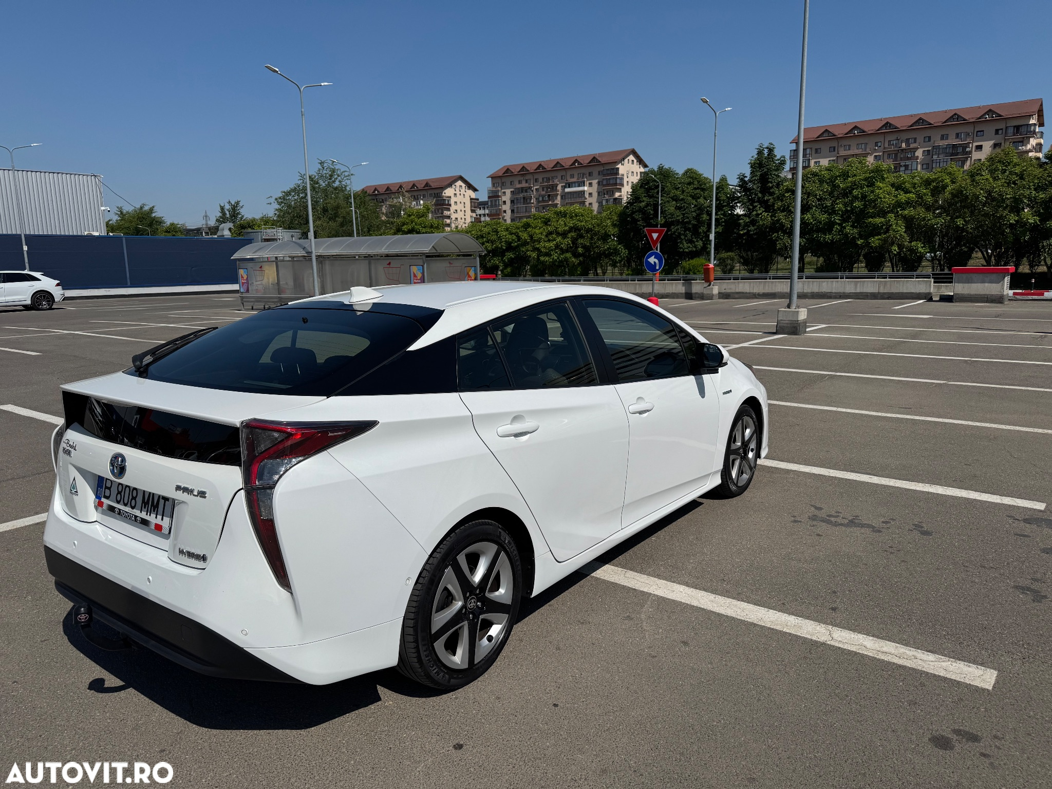 Toyota Prius (Hybrid) Executive - 17