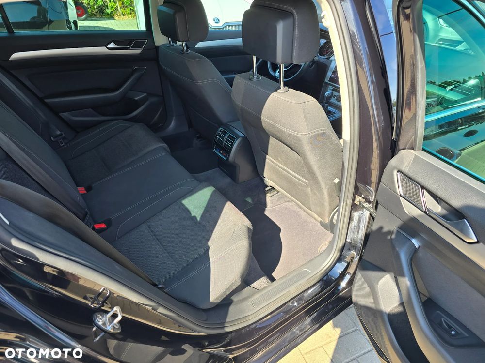 Volkswagen Passat - 11