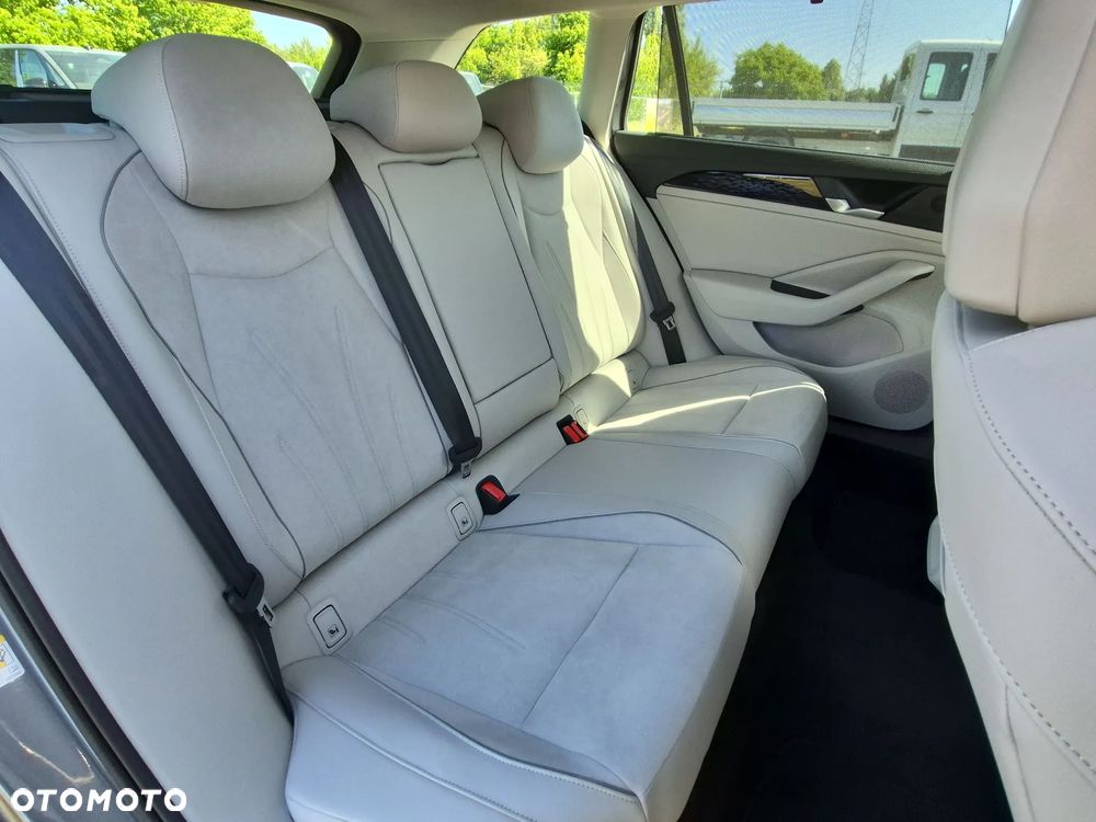 Volkswagen Passat - 12