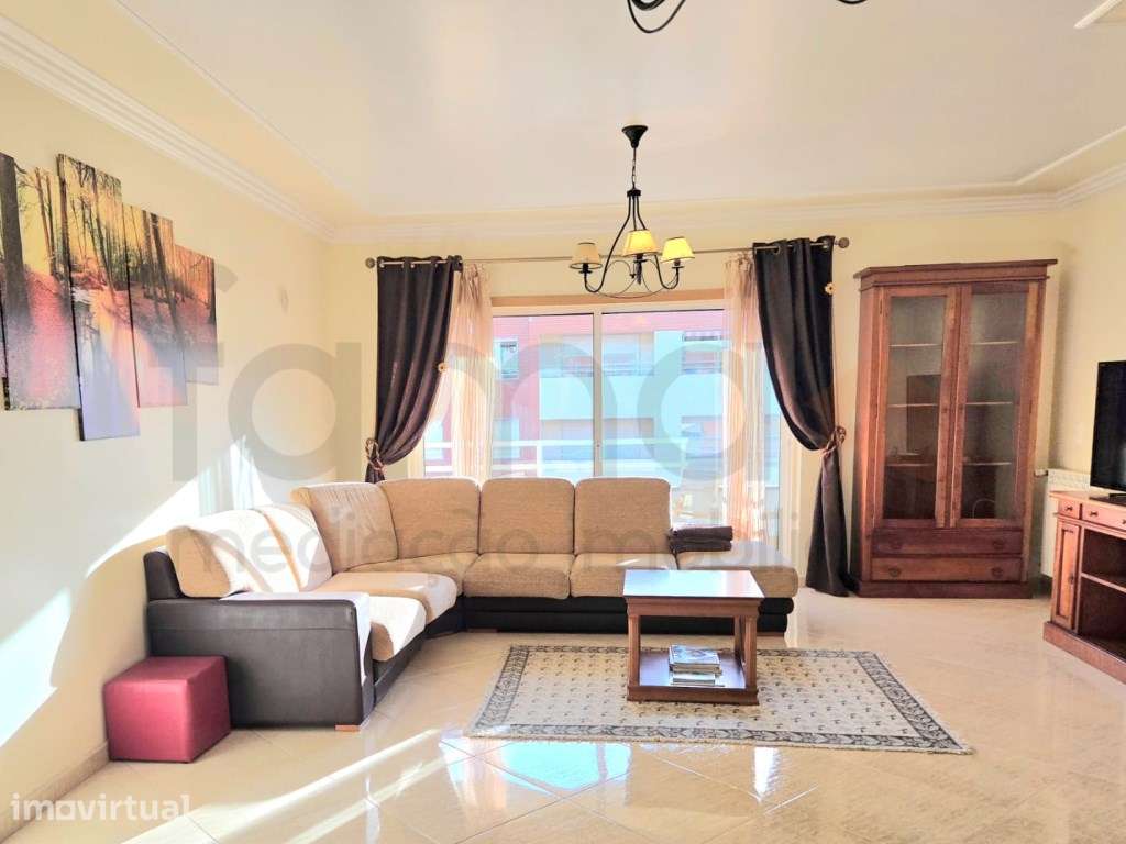 Apartamento T4 para Arrendar com Box - Parque São Domingos