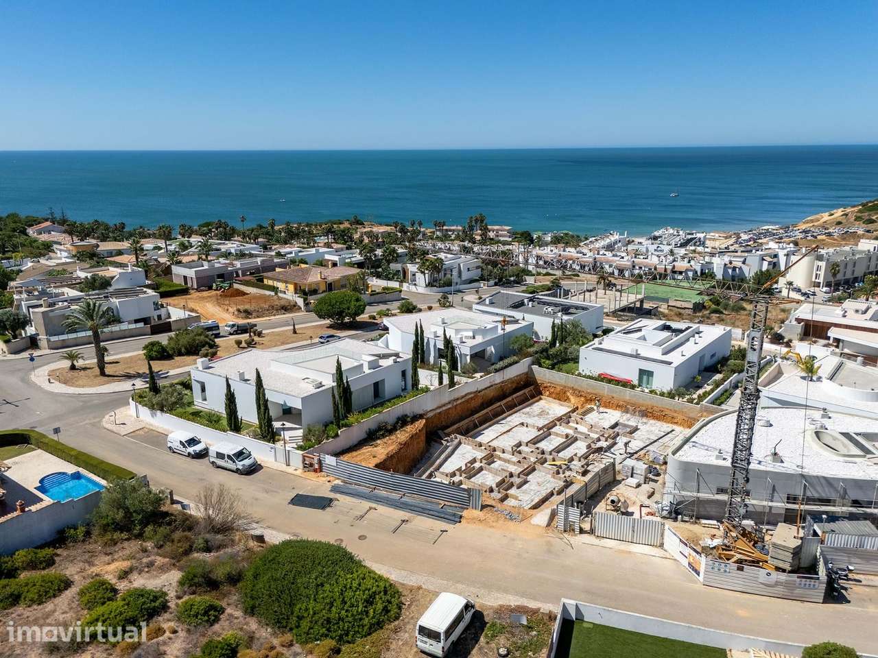 VENDE-SE LUXUOSA MORADIA EM CONSTRUÇÃO COM PISCINA E VISTA PARA O MAR - Grande imagem: 2/13