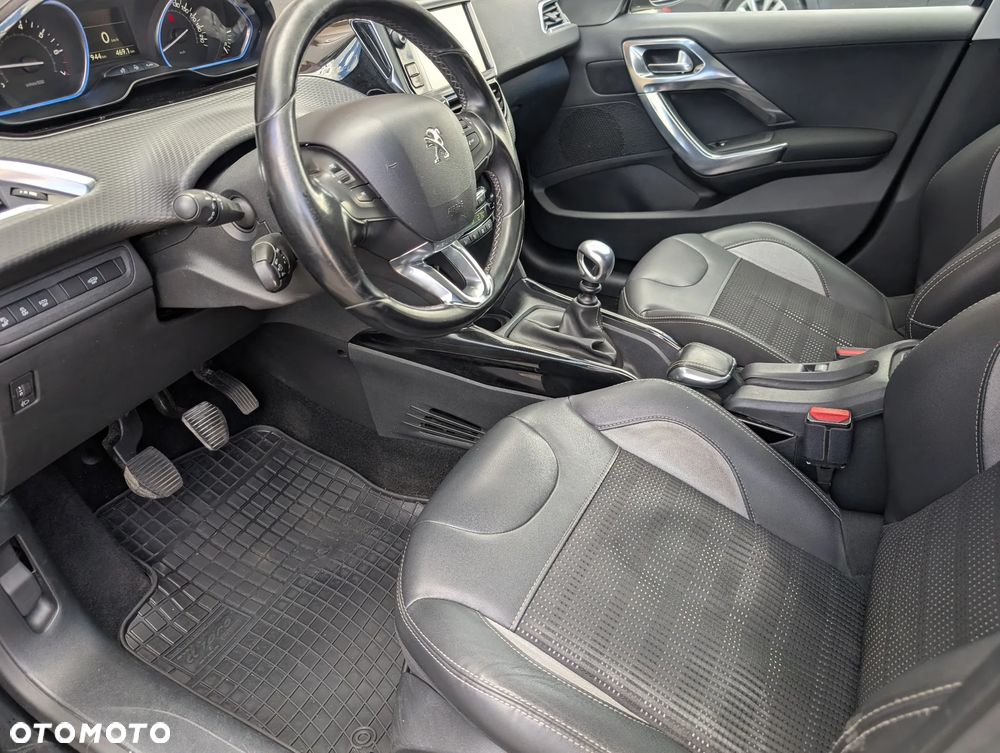 Peugeot 2008 1.2 Pure Tech Allure S&S - 17