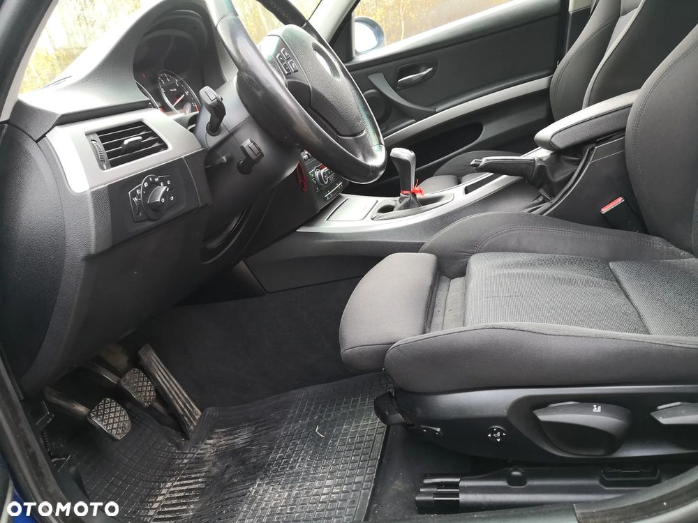 BMW Seria 3 320i Touring - 12