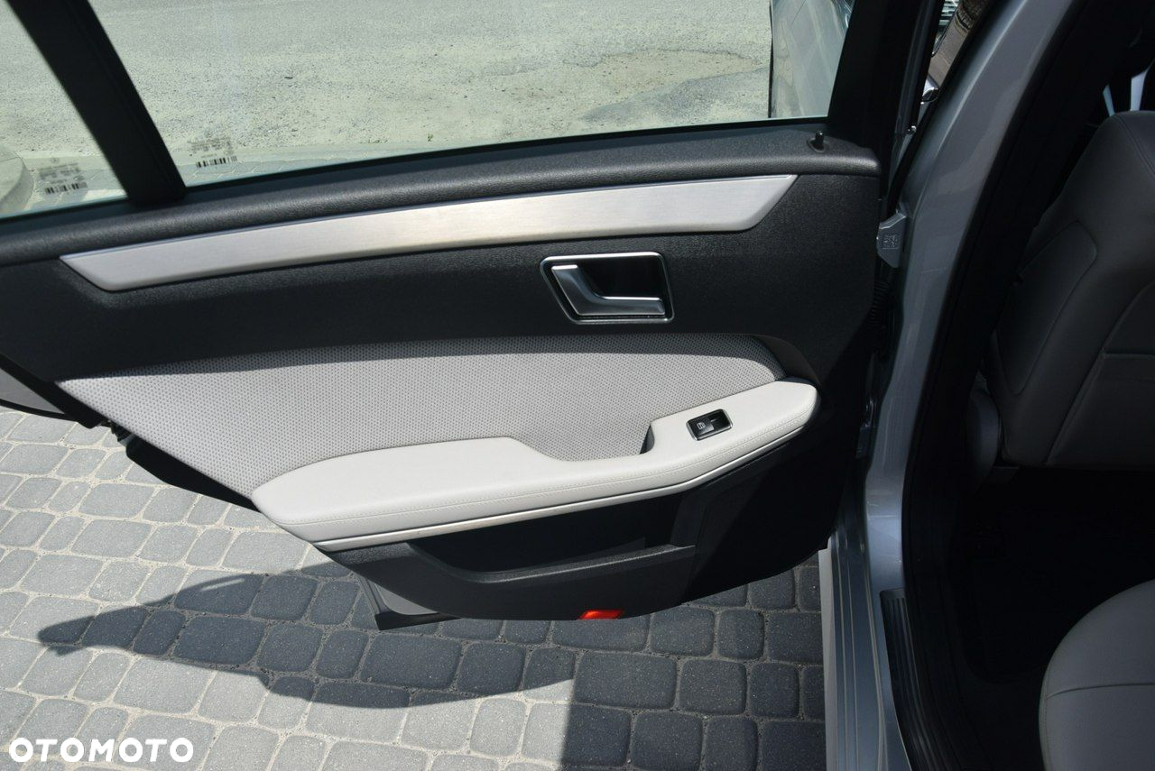 Mercedes-Benz Klasa E 350 CDI BlueEff Avantgarde - 21