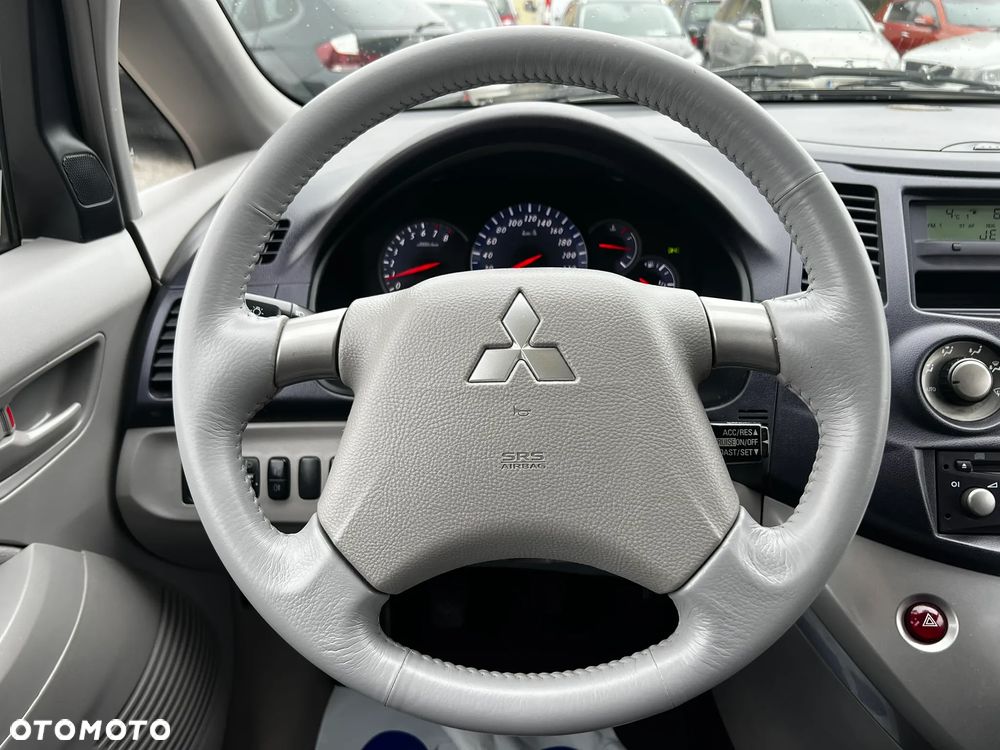 Mitsubishi Grandis 2.4 Intense - 22