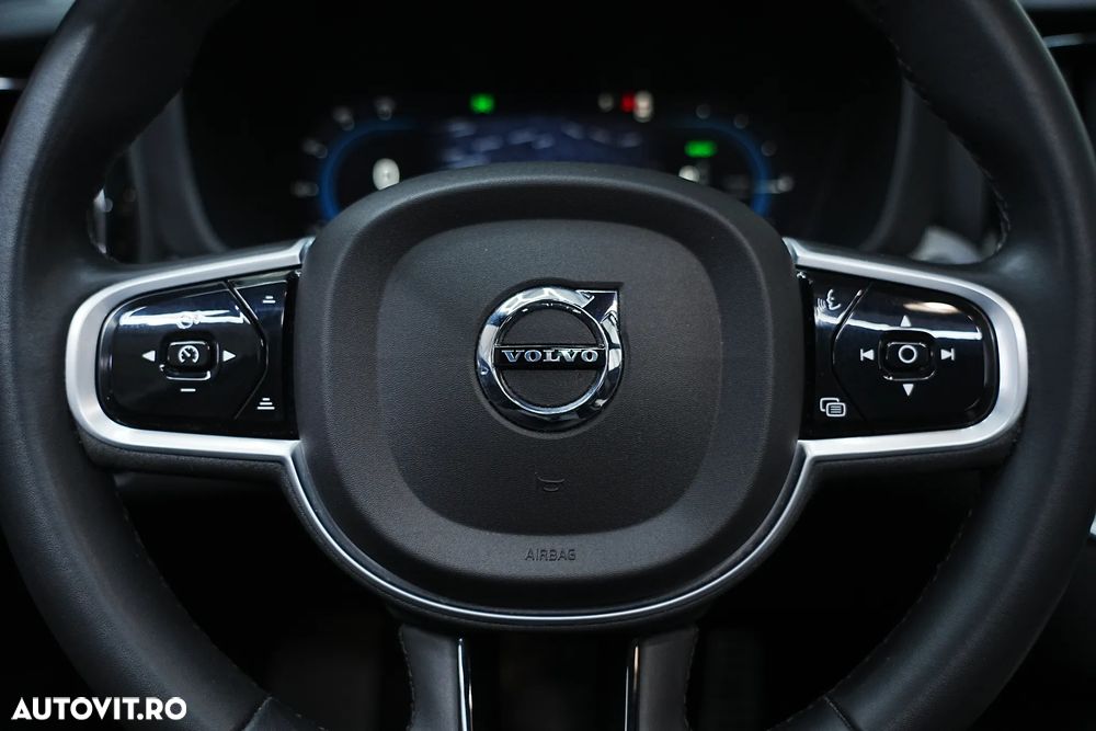 Volvo XC 60 T6 AWD AT PHEV Plus Dark - 24