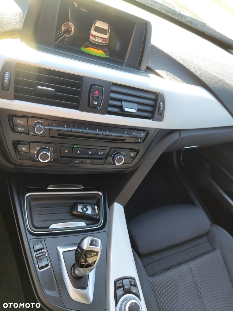 BMW Seria 3 318d Sport Line - 27