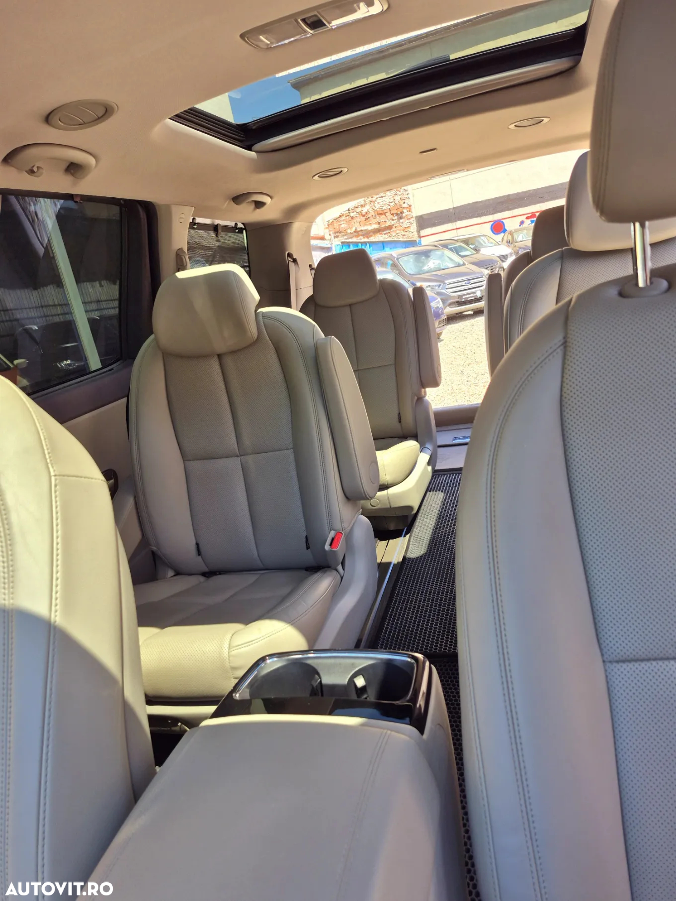 Kia Carnival - 37