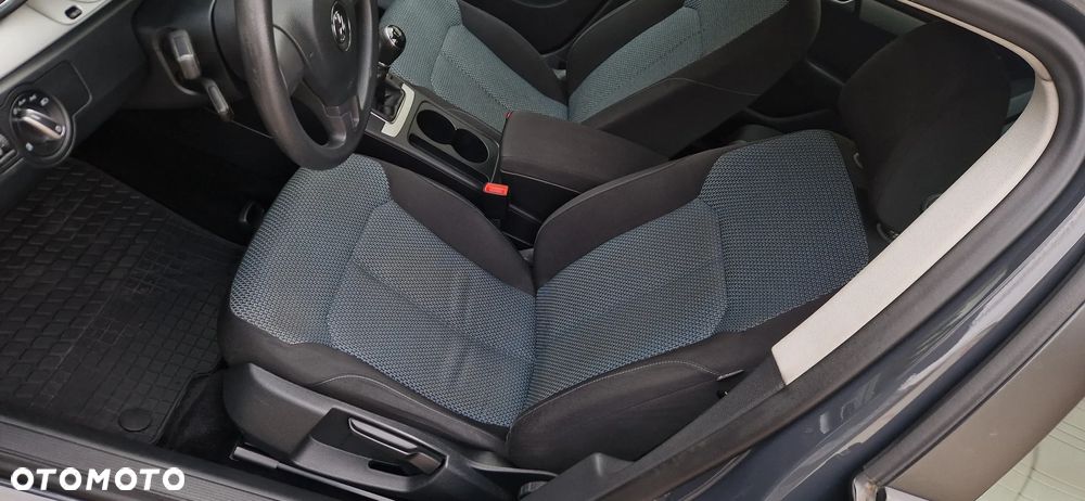 Volkswagen Passat 1.6 TDI Comfortline - 11