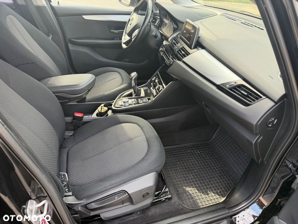 BMW Seria 2 218d - 10