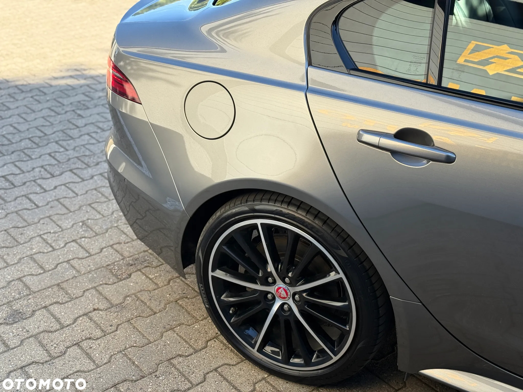 Jaguar XE 2.0 P250 R-Dynamic Black - 25