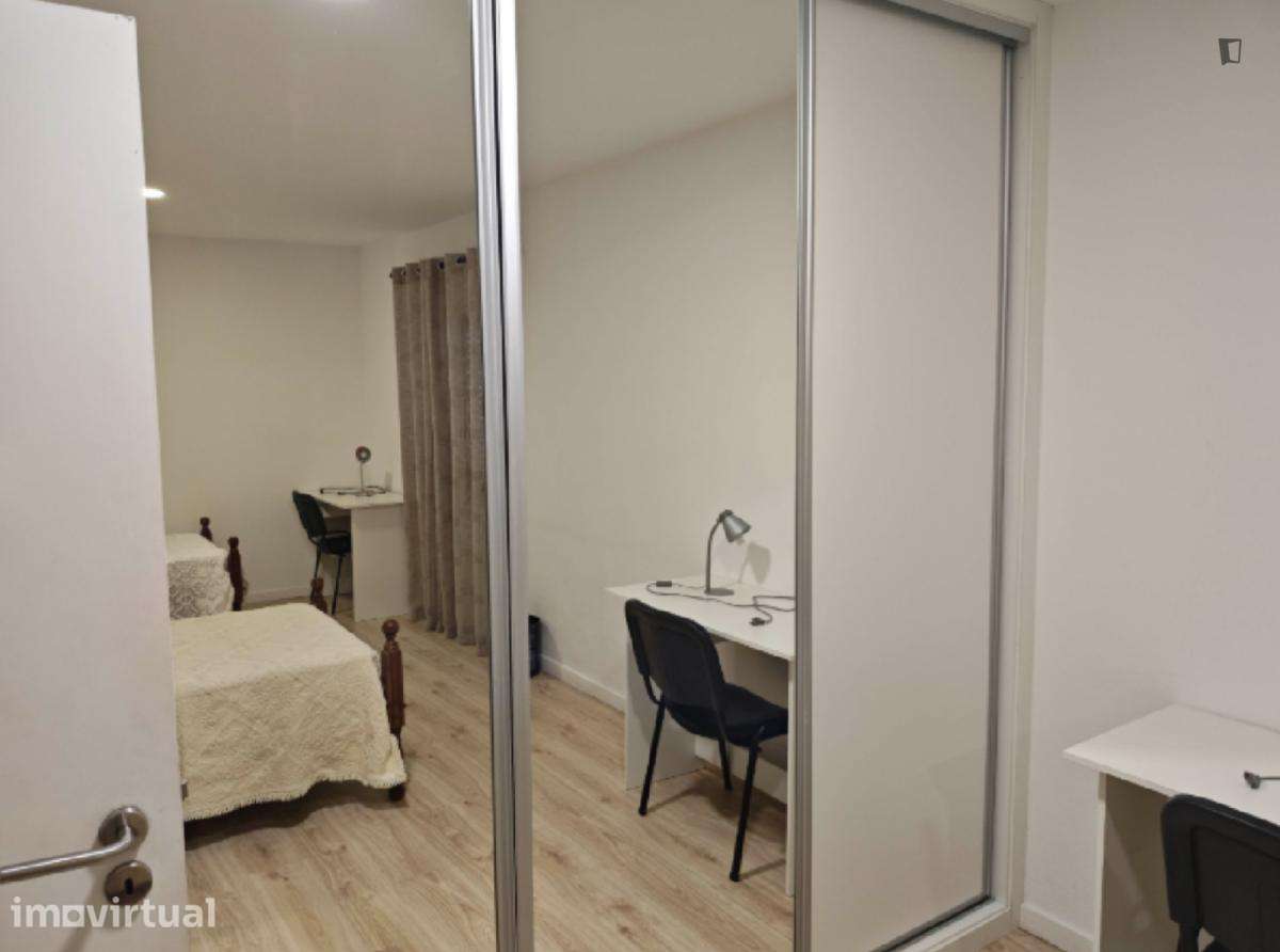 Quarto - localizado em Coimbra - Grande imagem: 5/6