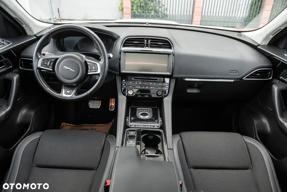 Jaguar F-Pace P250 AWD R-Dynamic S - 29