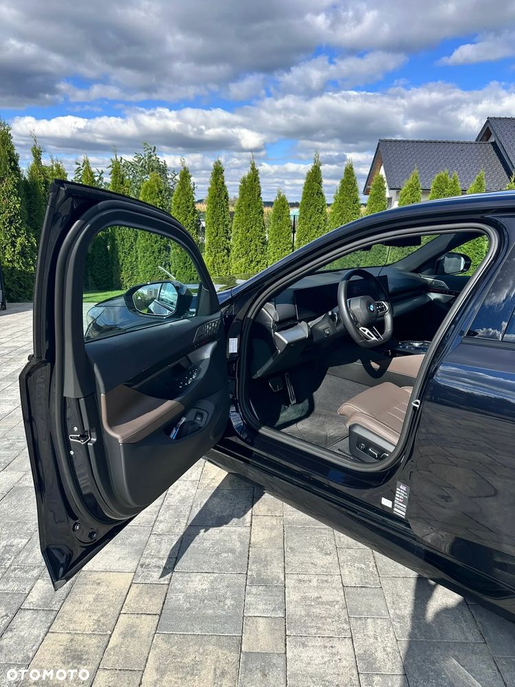 BMW Seria 5 M550i xDrive - 12