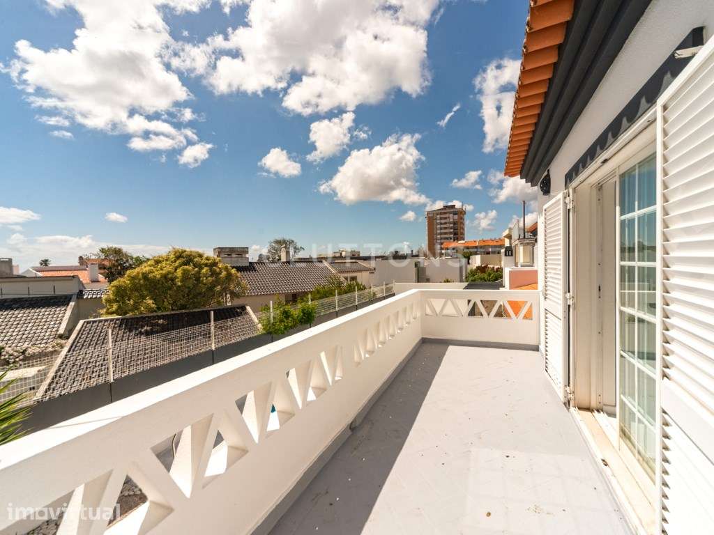 Moradia T5 em S. Pedro do Estoril com jardim, piscina e solário - Grande imagem: 3/35