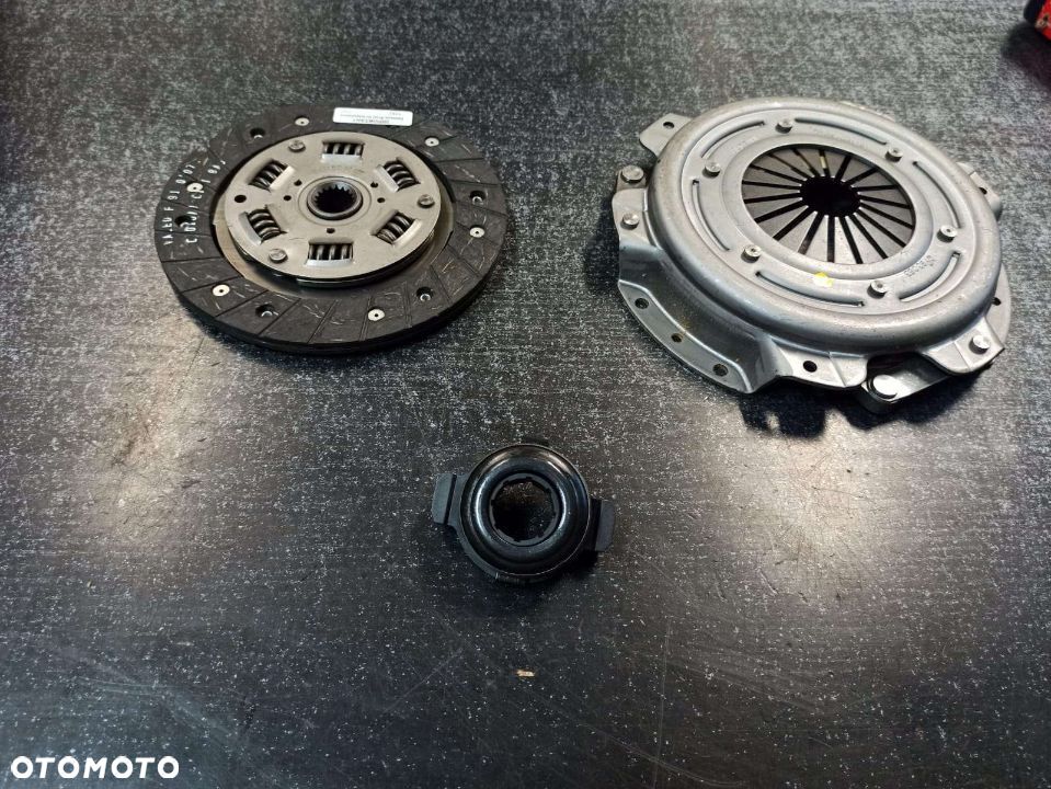 Zestaw sprzęgła z łożyskiem wyciskowym (180mm) ROVER 100, 100 / METRO 1.1 03.90-12.98