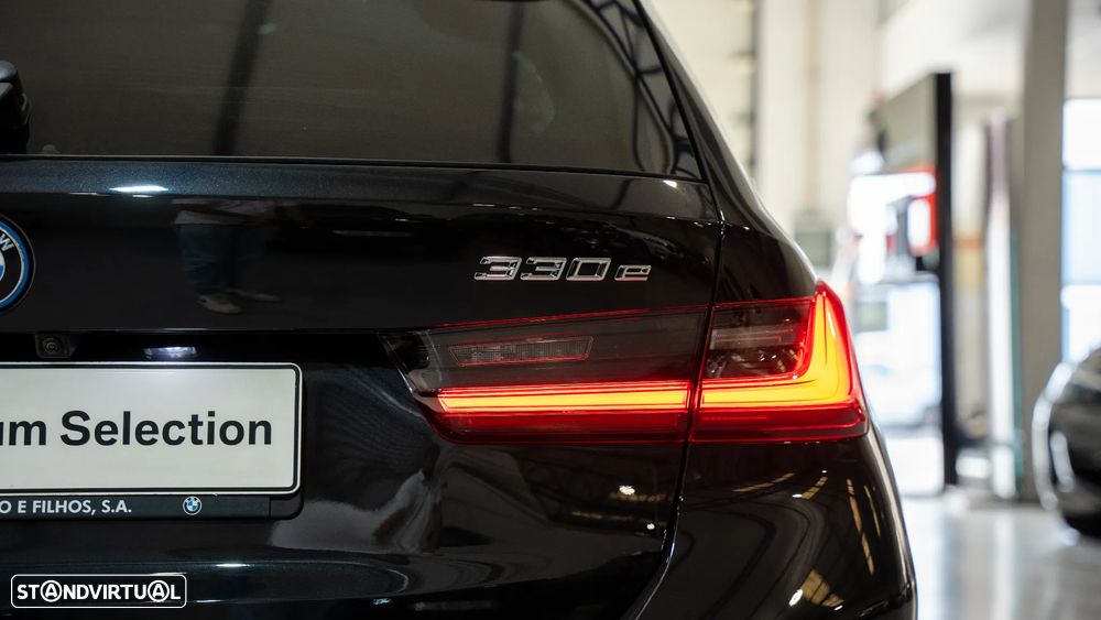 BMW 330 e Pack Desportivo M Auto - 28
