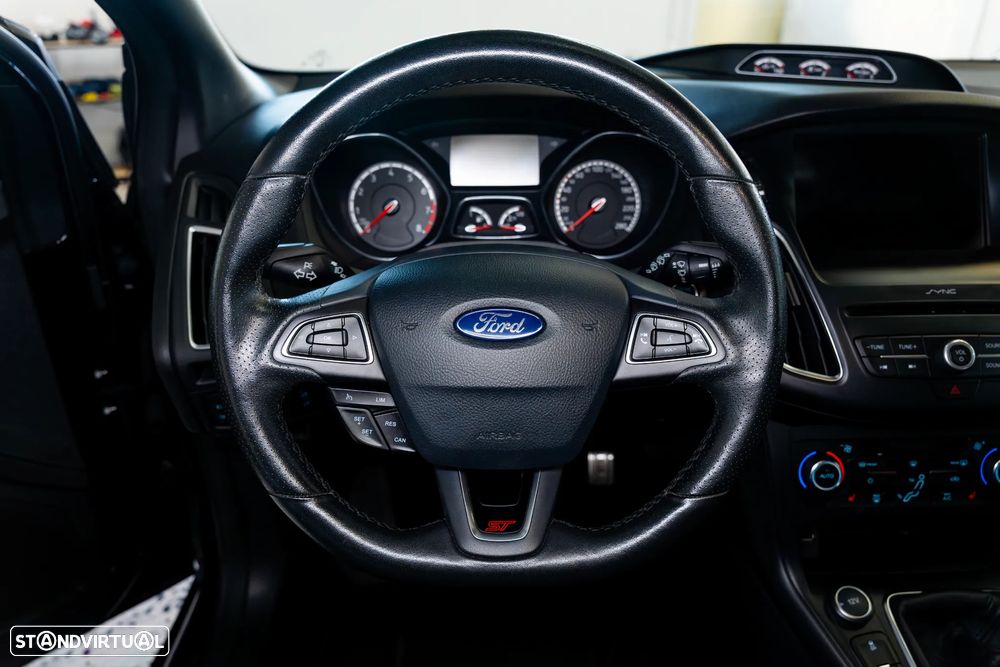 Ford Focus 2.0 EcoBoost ST c/ Pack Pele Desportiva - 21