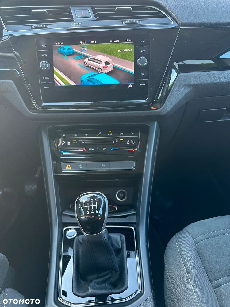 Volkswagen Touran - 28