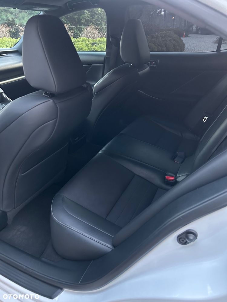 Lexus IS 300h F Sport EU6 - 10