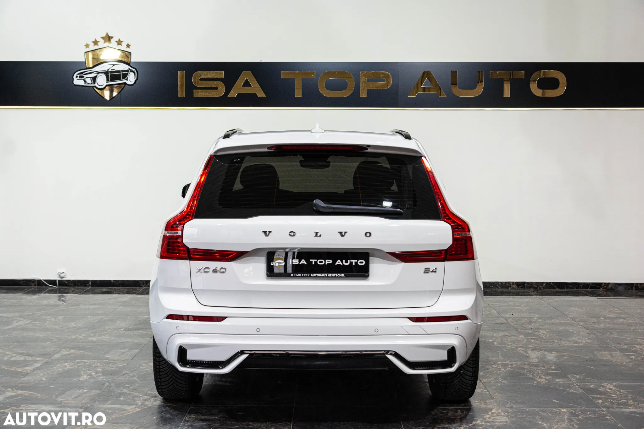Volvo XC 60 B4 MHEV AT FWD Plus Dark - 31