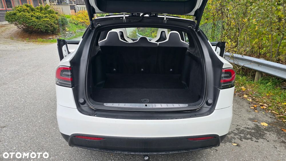Tesla Model X - 17