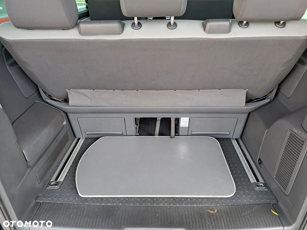 Volkswagen Multivan - 32