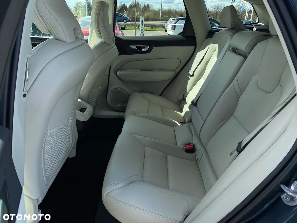 Volvo XC 60 B5 B AWD Plus Dark - 8