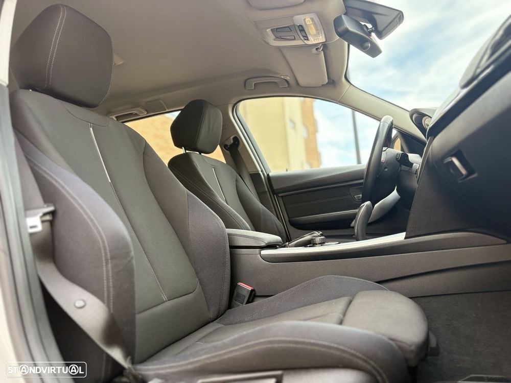 BMW 318 d Auto Line Sport - 13